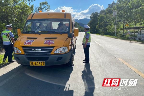 臨武:高高興興上學去 平平安安回家來 臨武:高高興興上學去 平平安安回家來