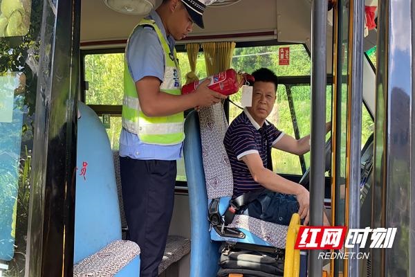 臨武:高高興興上學去 平平安安回家來 臨武:高高興興上學去 平平安安回家來