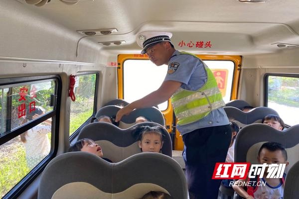 臨武:高高興興上學去 平平安安回家來 臨武:高高興興上學去 平平安安回家來