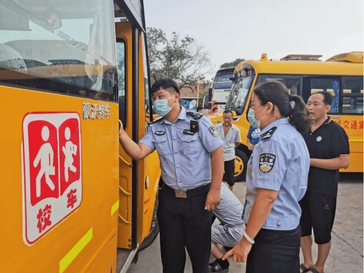 山東菏澤鄆城：交警上門為“校車”體檢