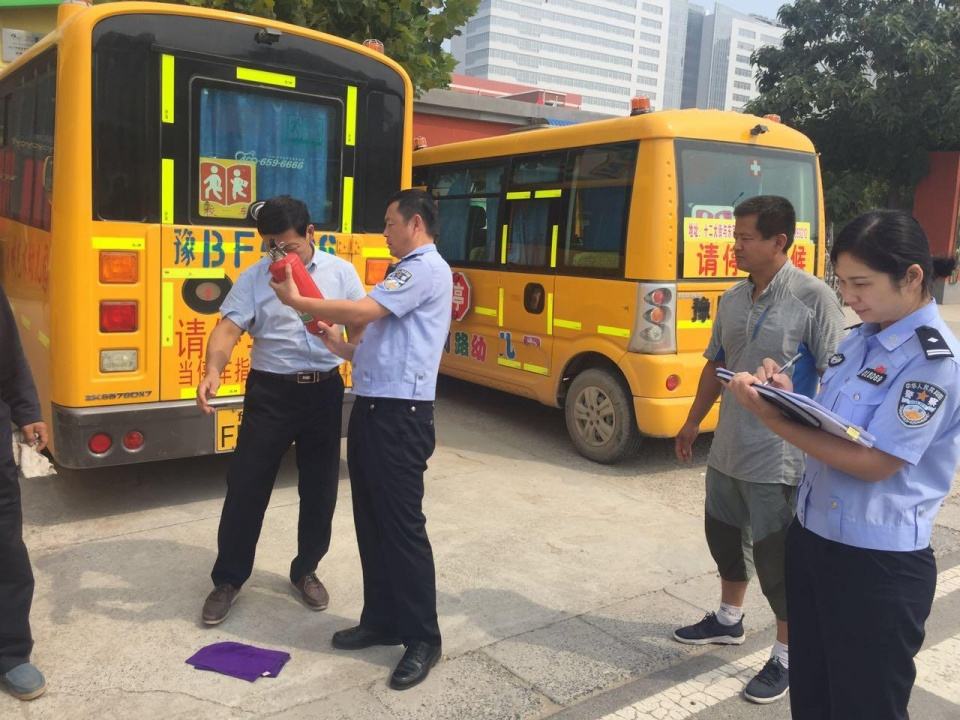 禹王臺(tái)區(qū)教育體育局開(kāi)展校車(chē)安全聯(lián)合檢查工作/ 禹王臺(tái)區(qū)教育體育局開(kāi)展校車(chē)安全聯(lián)合檢查工作