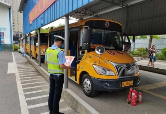 湖北崇陽:秋季開學在即,交警開展校車安全大檢查 湖北崇陽:秋季開學在即,交警開展校車安全大檢查