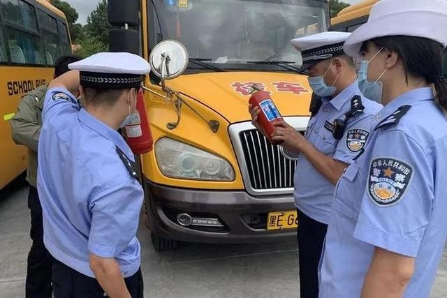 開學在即 大慶交警開展校車安全檢查確保“無病上崗”