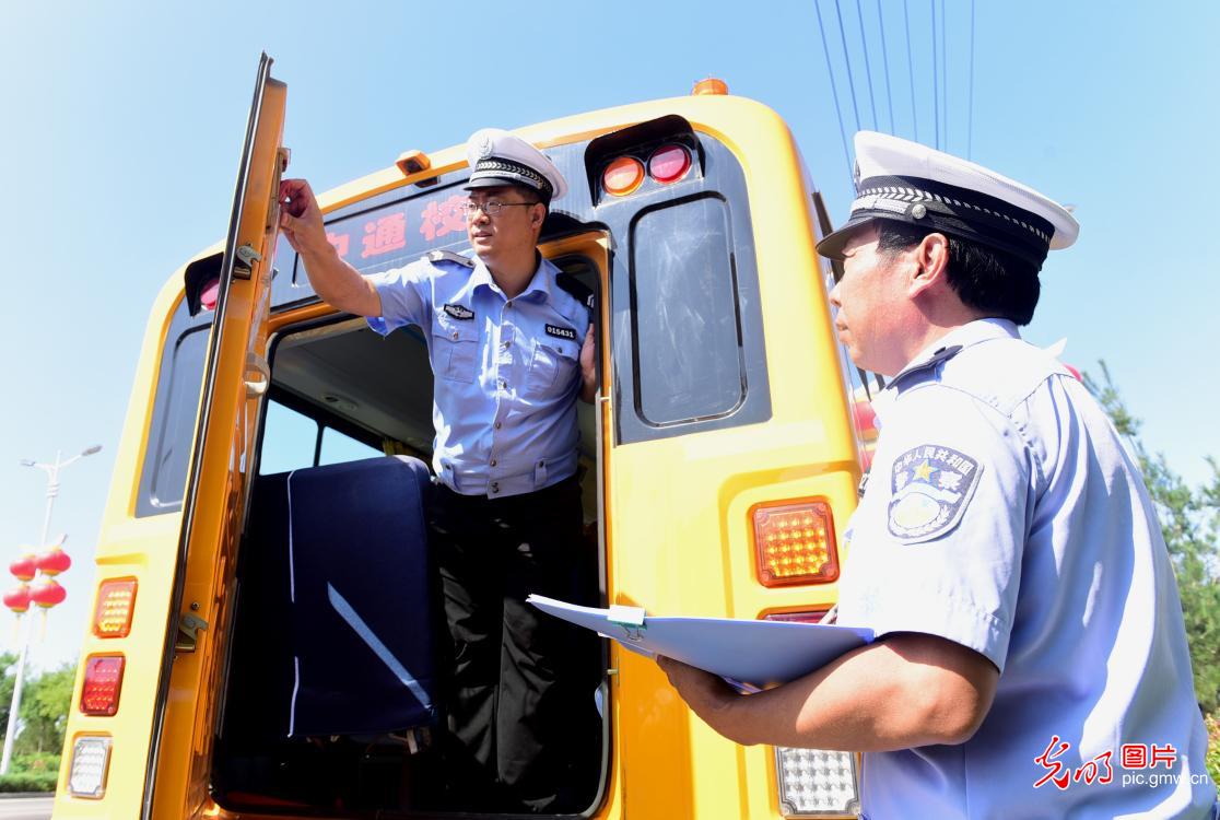 河北石家莊:校車“體檢”迎開學 河北石家莊:校車“體檢”迎開學