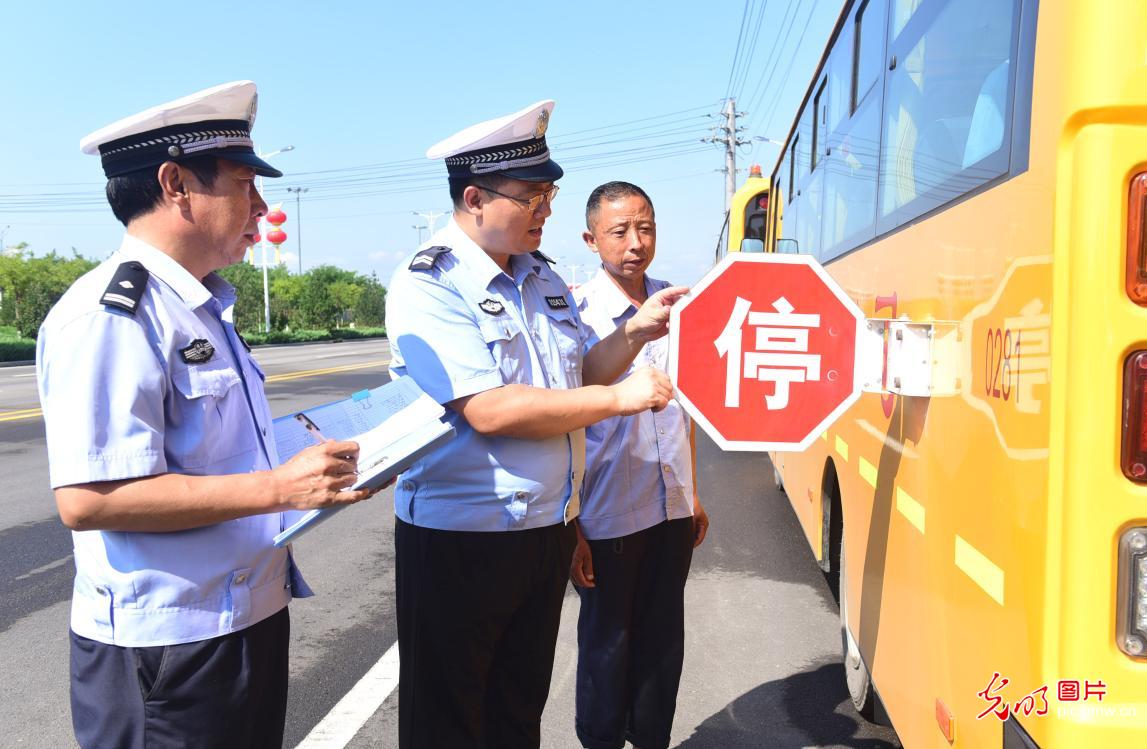 河北石家莊:校車“體檢”迎開學 河北石家莊:校車“體檢”迎開學