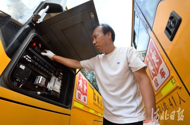 河北邯鄲：校車“體檢”迎接開學