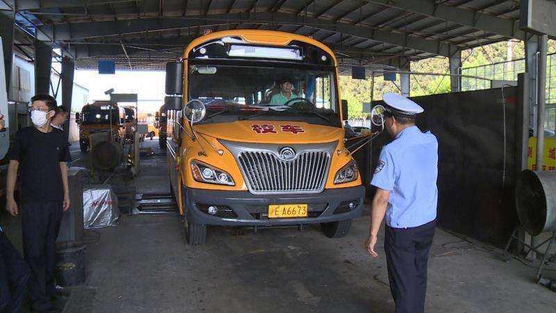 上海：防疫緊抓不放松，交警部門組織校車集體“體檢” 、確保車輛不帶病上路