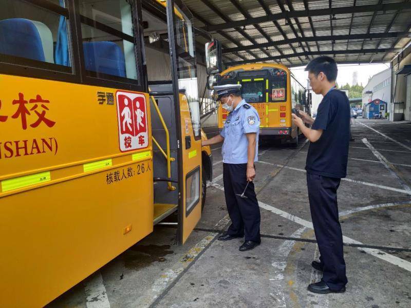 上海：防疫緊抓不放松，交警部門組織校車集體“體檢” 、確保車輛不帶病上路