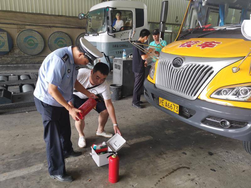 上海：防疫緊抓不放松，交警部門組織校車集體“體檢” 、確保車輛不帶病上路