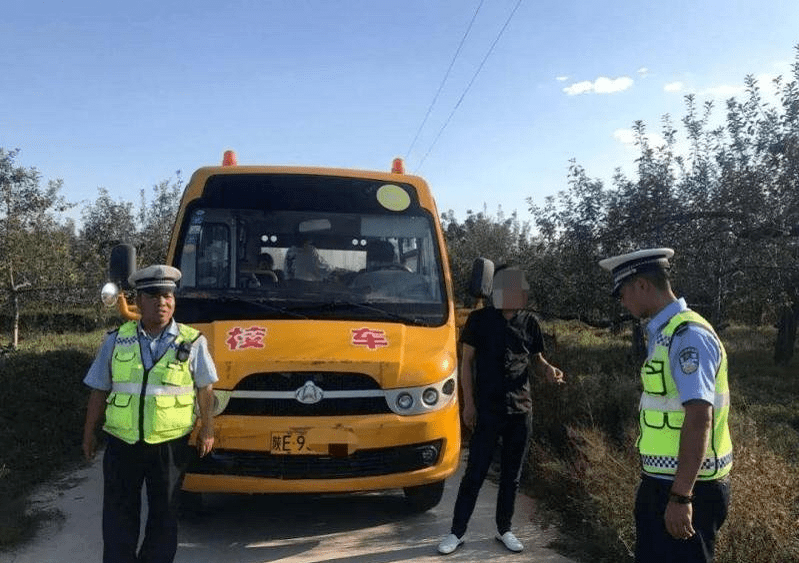 渭南一校車司機被查處!扣13分+罰款!不要拿孩子安全開玩笑... 渭南一校車司機被查處!扣13分+罰款!不要拿孩子安全開玩笑...