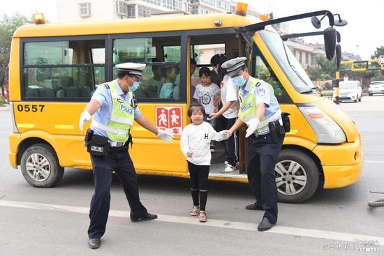 幼兒安全無(wú)小事,臨沂交警走進(jìn)幼兒園開(kāi)展校車(chē)交通事故應(yīng)急演練 幼兒安全無(wú)小事,臨沂交警走進(jìn)幼兒園開(kāi)展校車(chē)交通事故應(yīng)急演練