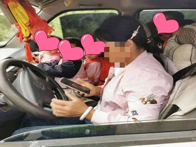 【家長安全意識淡薄】尋甸一7座面包車塞33個孩子，黑校車100塊“包月”，家長心真大！