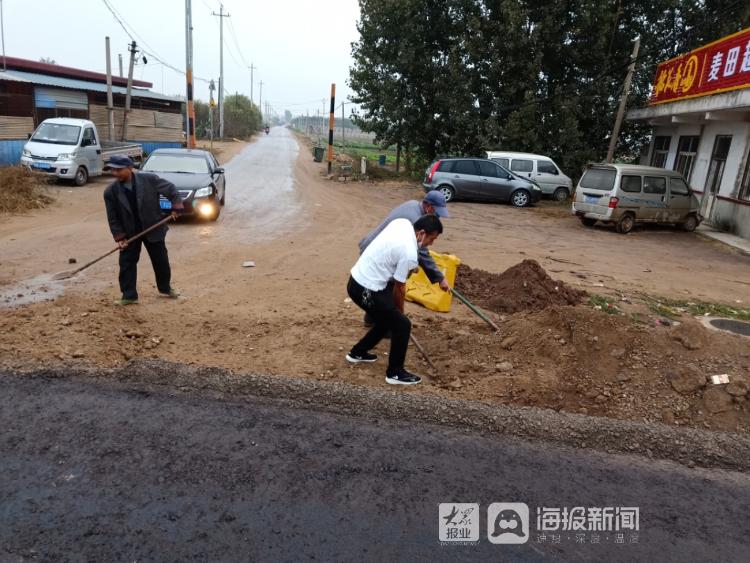 最美校車(chē)人:交運(yùn)校車(chē)駕駛員義務(wù)墊土修路 方便過(guò)往行人 最美校車(chē)人:交運(yùn)校車(chē)駕駛員義務(wù)墊土修路 方便過(guò)往行人