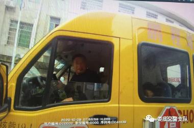 男子持C1駕證開校車被逮個正著，這下尷尬了