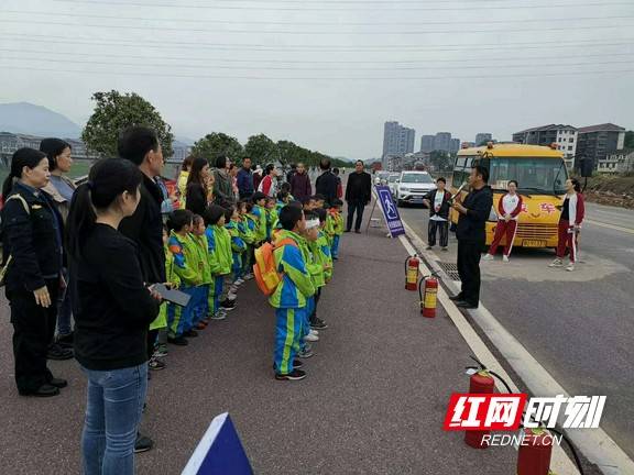 湖南瀘溪:校車按季“體檢”連續十年“零事故” 湖南瀘溪:校車按季“體檢”連續十年“零事故”