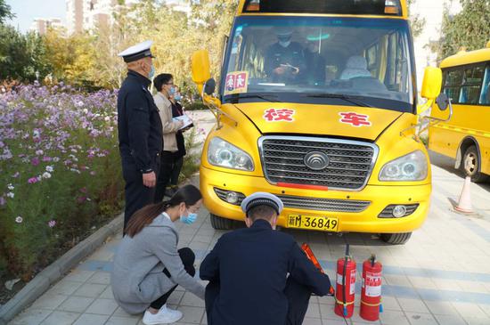 10月24日，庫爾勒市教育局聯合庫爾勒市公安局交警大隊對全市各學校、幼兒園的校車首次集中安檢，逐車開展安全隱患大排查，嚴把校車“體檢關”，為廣大中小學生和幼兒園孩子出行安全上把“安全鎖”。