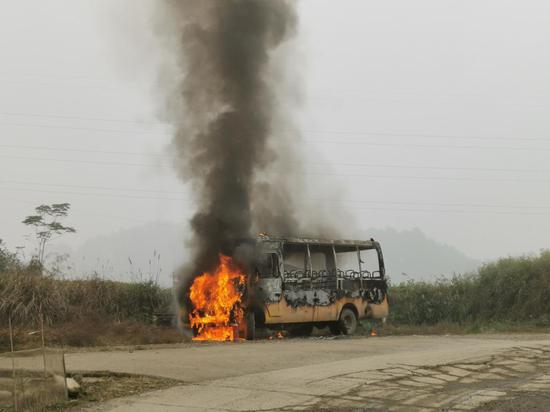 學生正準備上車校車突然冒煙,消防員緊張救援 10 分鐘滅火 學生正準備上車校車突然冒煙,消防員緊張救援 10 分鐘滅火