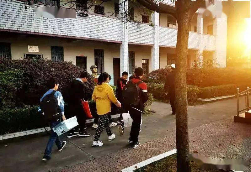 澧縣:“黑校車”超員被重罰 澧縣:“黑校車”超員被重罰