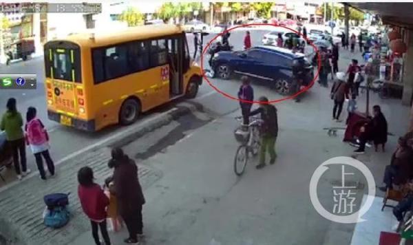 湖北一越野車失控沖向等候校車人群,致學生1死1傷 湖北一越野車失控沖向等候校車人群,致學生1死1傷