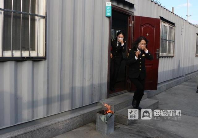 溫馨校車開展辦公區(qū)域及停車場(chǎng)突發(fā)火災(zāi)消防逃生應(yīng)急演練/ 溫馨校車開展辦公區(qū)域及停車場(chǎng)突發(fā)火災(zāi)消防逃生應(yīng)急演練