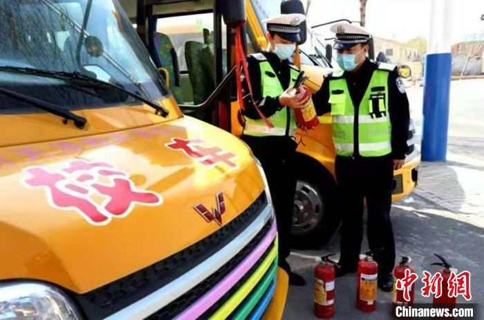 堅(jiān)決抵制“黑校車”!河北開(kāi)展接送學(xué)生車輛交通安全大檢查 河北開(kāi)展接送學(xué)生車輛交通安全大檢查