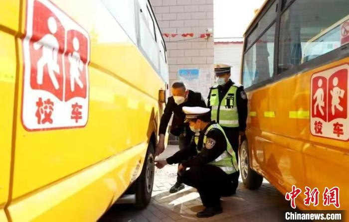 堅(jiān)決抵制“黑校車”!河北開(kāi)展接送學(xué)生車輛交通安全大檢查 圖為河北開(kāi)展接送學(xué)生車輛交通安全大檢查。河北省交管局供圖