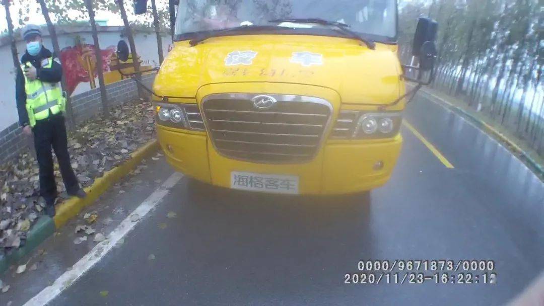 焦作武陟：這輛“黑校車”問(wèn)題多，無(wú)牌，超員