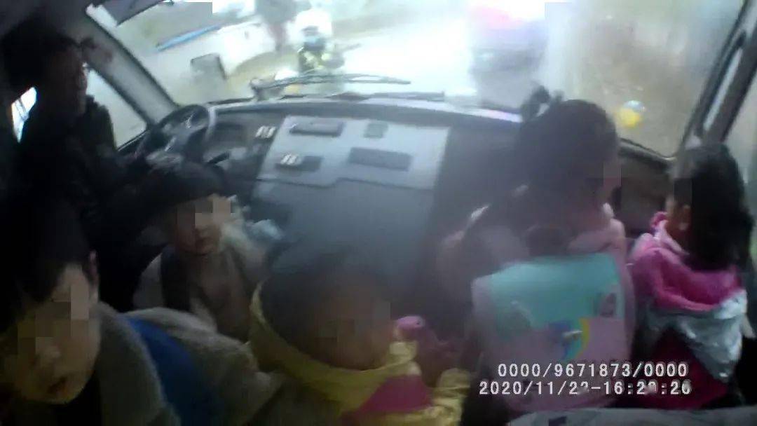 焦作武陟：這輛“黑校車”問(wèn)題多，無(wú)牌，超員