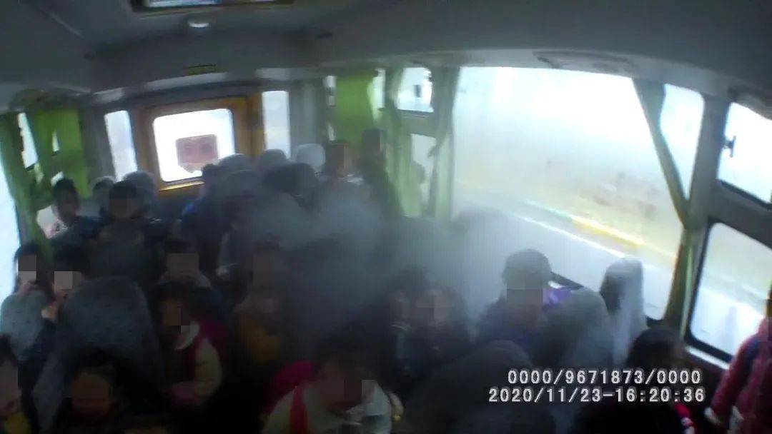 焦作武陟：這輛“黑校車”問(wèn)題多，無(wú)牌，超員