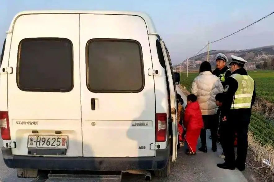 山東濟(jì)寧:校車意外拋錨 警車秒變校車 山東濟(jì)寧:校車意外拋錨 警車秒變校車