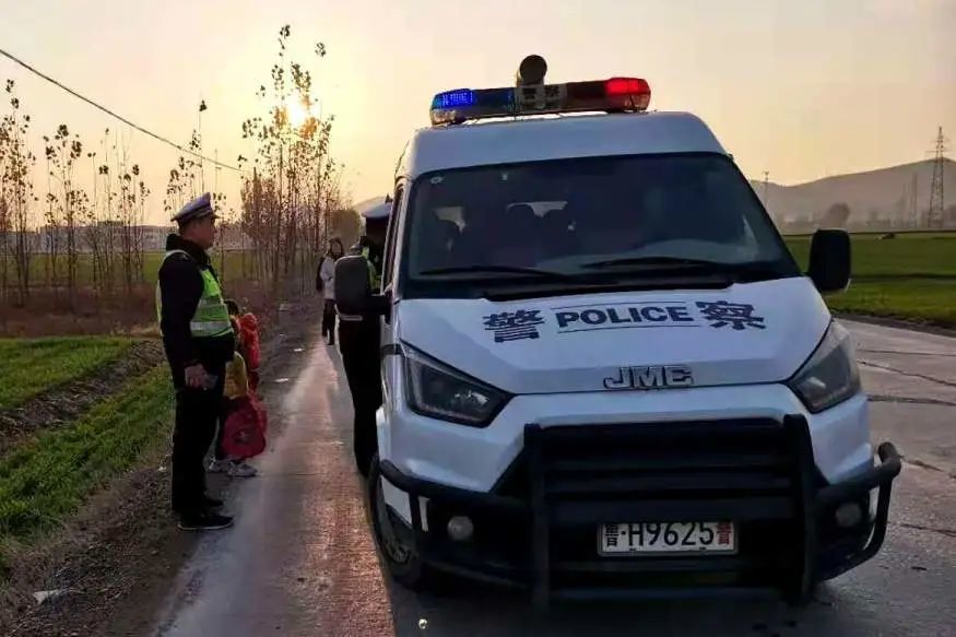 山東濟(jì)寧:校車意外拋錨 警車秒變校車 山東濟(jì)寧:校車意外拋錨 警車秒變校車