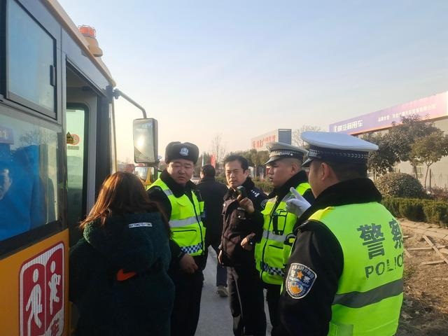 邯鄲:校車“兜圈”原來是違法超員 司機、校長均被刑事拘留 邯鄲:校車“兜圈”原來是違法超員 司機、校長均被刑事拘留