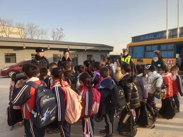 邯鄲:校車“兜圈”原來是違法超員 司機、校長均被刑事拘留 邯鄲:校車“兜圈”原來是違法超員 司機、校長均被刑事拘留