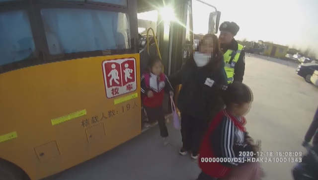 邯鄲:校車“兜圈”原來是違法超員 司機、校長均被刑事拘留 邯鄲:校車“兜圈”原來是違法超員 司機、校長均被刑事拘留
