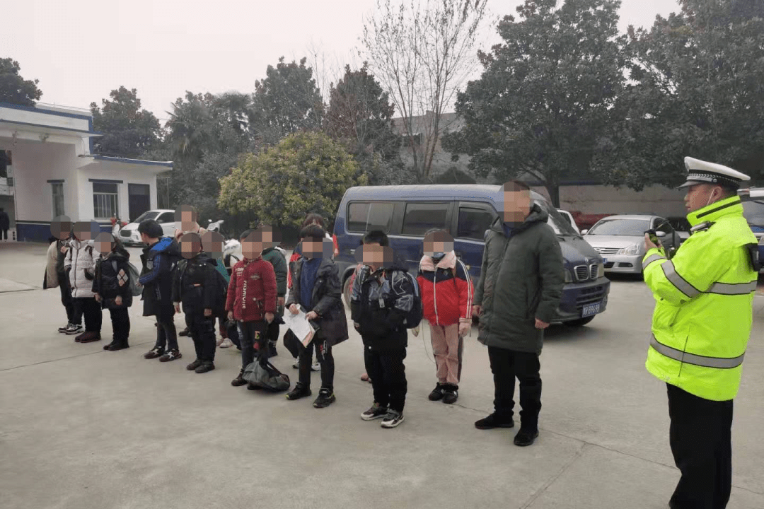 南陽一黑校車核載7人實載16人 被交警拿下！