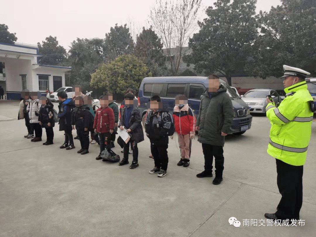 南陽一黑校車核載7人實載16人 被交警拿下！
