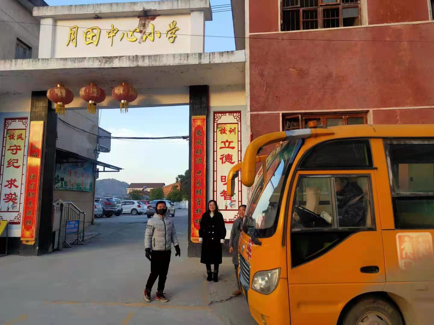 岳陽縣月田鎮校車安全護衛者:冰封雪地里最美的風景 岳陽縣月田鎮校車安全護衛者:冰封雪地里最美的風景