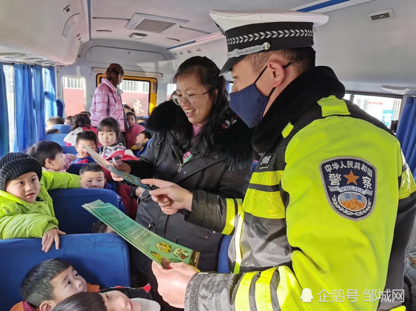 山東鄒城：交警冬季緊抓校車安全