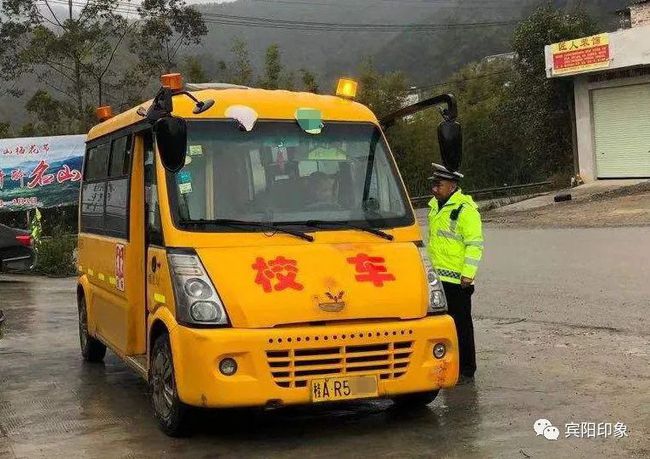 賓陽一校車違法超員，司機被罰2000元