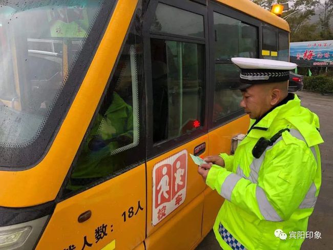 賓陽一校車違法超員，司機被罰2000元