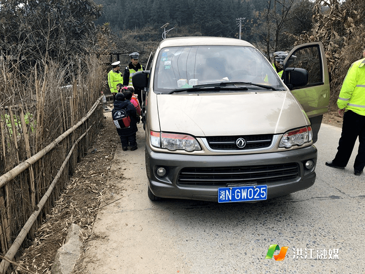 湖南洪江“黑校車”偷偷運載學生，被逮正著