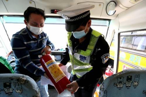 開學(xué)倒計時!深圳交警集中查校車、開展校園交通安全專項治理 開學(xué)倒計時!深圳交警集中查校車、開展校園交通安全專項治理