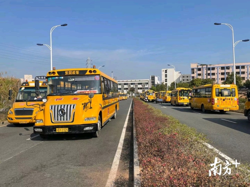 坪山交警大隊為校車交通安全護航大檢查