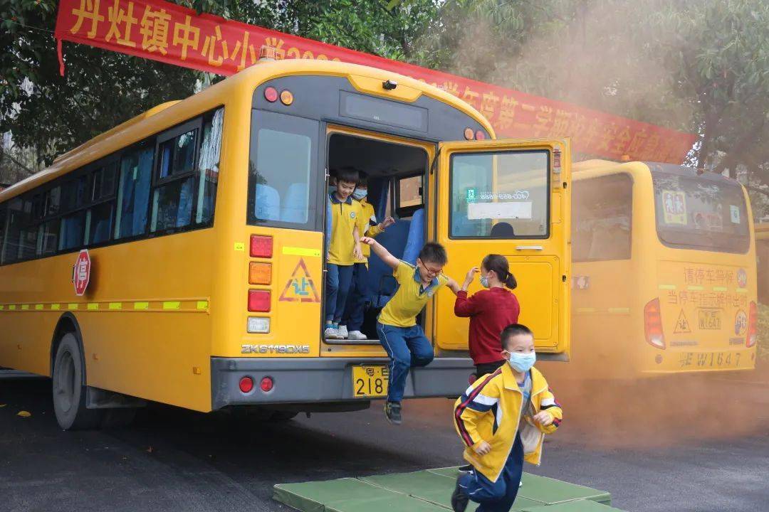 佛山:加強校車安全管理,為學生筑牢安全防線 ——丹灶鎮中心小學開展校車安全逃生演練 佛山:加強校車安全管理,為學生筑牢安全防線 ——丹灶鎮中心小學開展校車安全逃生演練