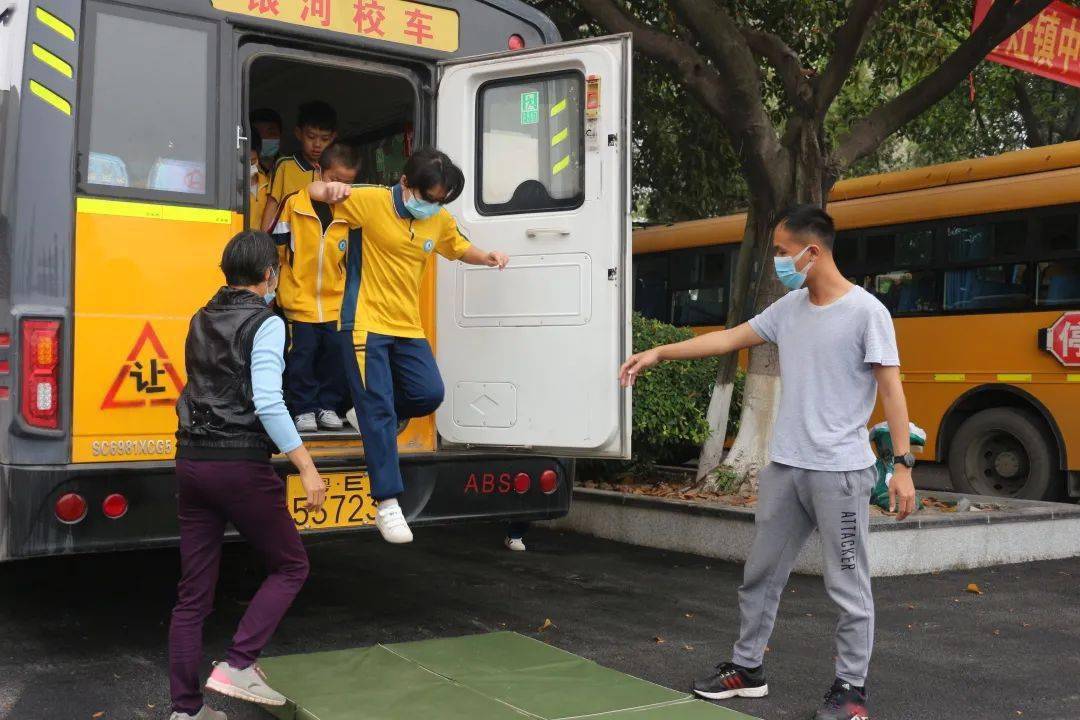 佛山:加強校車安全管理,為學生筑牢安全防線 ——丹灶鎮中心小學開展校車安全逃生演練 佛山:加強校車安全管理,為學生筑牢安全防線 ——丹灶鎮中心小學開展校車安全逃生演練