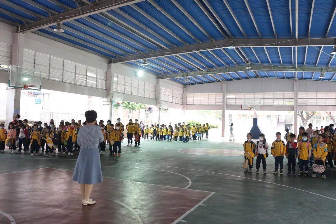 佛山:加強校車安全管理,為學生筑牢安全防線 ——丹灶鎮中心小學開展校車安全逃生演練 佛山:加強校車安全管理,為學生筑牢安全防線 ——丹灶鎮中心小學開展校車安全逃生演練