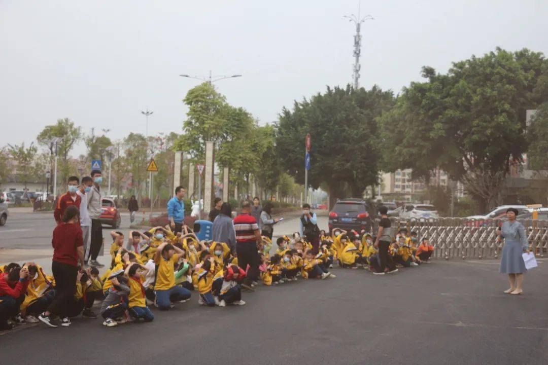 佛山:加強校車安全管理,為學生筑牢安全防線 ——丹灶鎮中心小學開展校車安全逃生演練 佛山:加強校車安全管理,為學生筑牢安全防線 ——丹灶鎮中心小學開展校車安全逃生演練