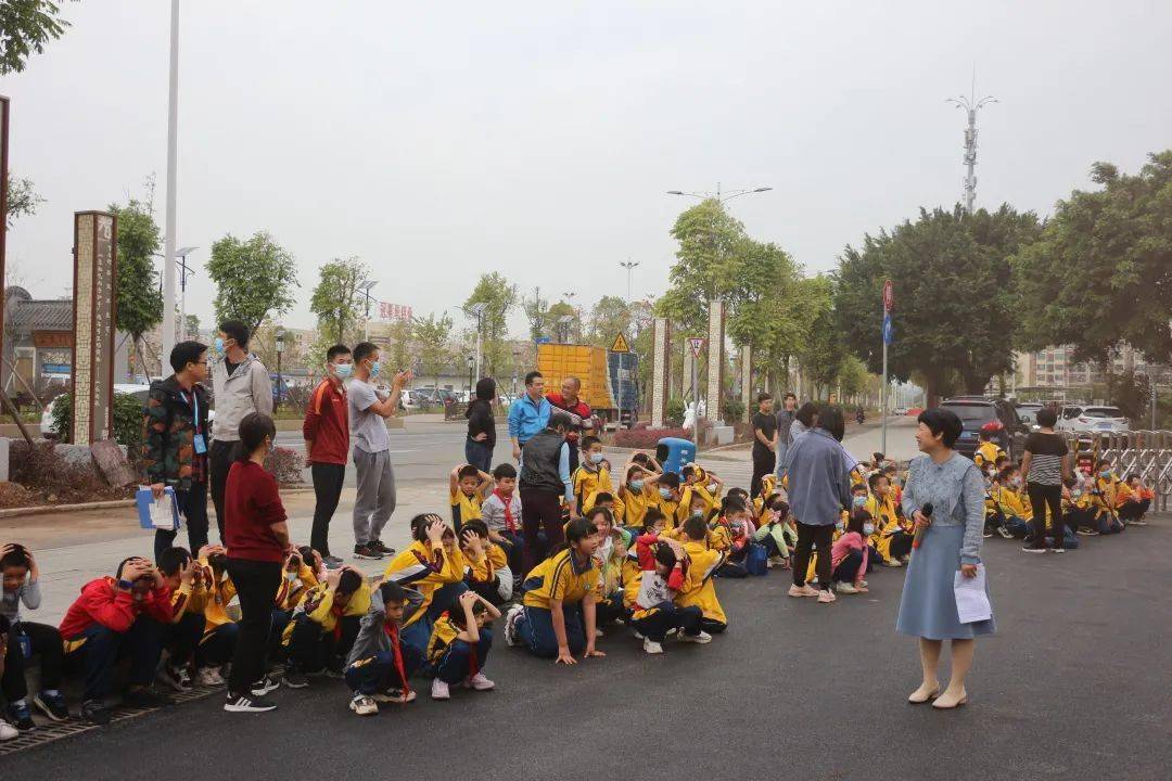 佛山:加強校車安全管理,為學生筑牢安全防線 ——丹灶鎮中心小學開展校車安全逃生演練 佛山:加強校車安全管理,為學生筑牢安全防線 ——丹灶鎮中心小學開展校車安全逃生演練