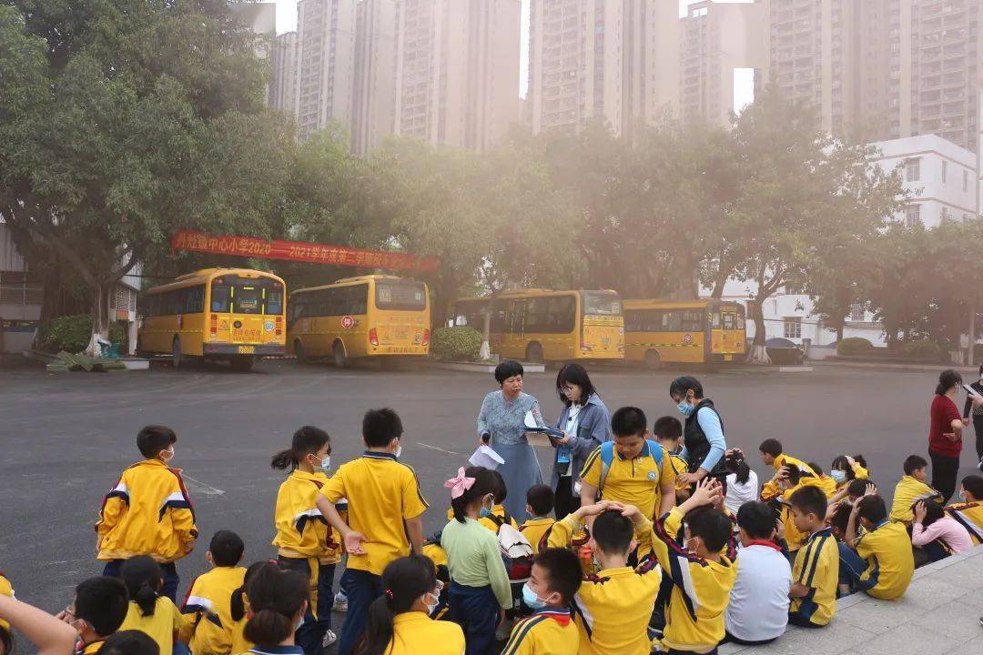 佛山:加強校車安全管理,為學生筑牢安全防線 ——丹灶鎮中心小學開展校車安全逃生演練 佛山:加強校車安全管理,為學生筑牢安全防線 ——丹灶鎮中心小學開展校車安全逃生演練