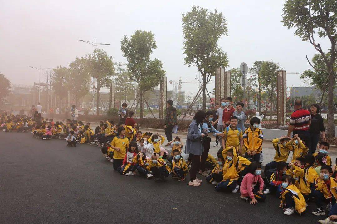 佛山:加強校車安全管理,為學生筑牢安全防線 ——丹灶鎮中心小學開展校車安全逃生演練 佛山:加強校車安全管理,為學生筑牢安全防線 ——丹灶鎮中心小學開展校車安全逃生演練